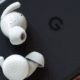 نمایش رندر Pixel Buds 2a با کیس بیضی و رنگ Iris