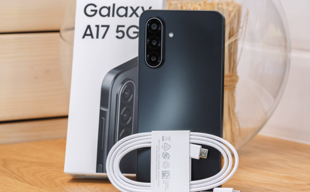 نمای جلو و دوربین Galaxy A17 5G با صفحه نمایش AMOLED ۶.۷ اینچ