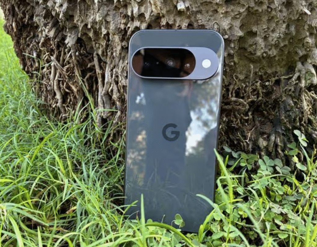 Pixel 10 در حال شارژ با Qi2 و لوازم جانبی PixelSnap