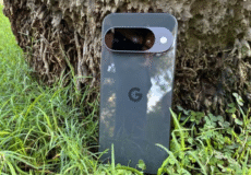 Pixel 10 در حال شارژ با Qi2 و لوازم جانبی PixelSnap