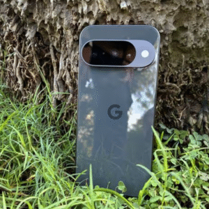 Pixel 10 در حال شارژ با Qi2 و لوازم جانبی PixelSnap