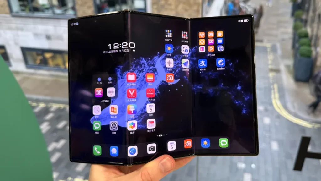 Huawei Mate XTs در رنگ سفید با طراحی طلایی