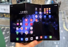 Huawei Mate XTs در رنگ سفید با طراحی طلایی
