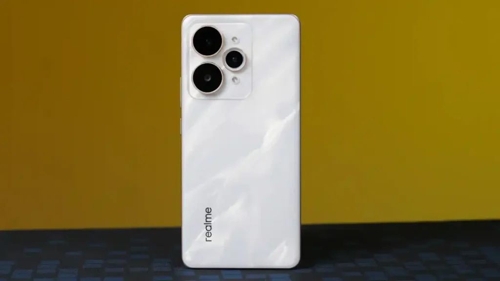 نمای جلو Realme 15T با نمایشگر AMOLED 6.57 اینچ