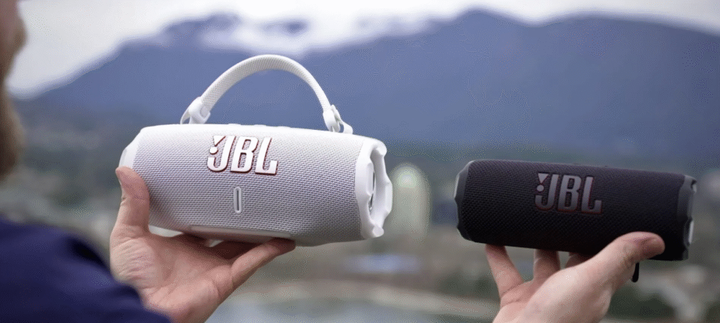 JBL Flip 7 در دست کاربر با طراحی کوچک و قابل‌حمل
