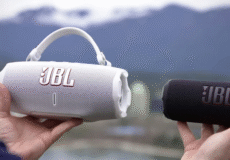 JBL Flip 7 در دست کاربر با طراحی کوچک و قابل‌حمل