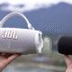 JBL Flip 7 در دست کاربر با طراحی کوچک و قابل‌حمل
