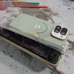 Pixel 10 Pro Fold در تست JerryRigEverything و ترک خوردن لولا