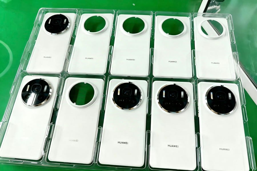 Huawei Mate 80 نمای جلوی گوشی با فناوری تشخیص چهره سه‌بعدی