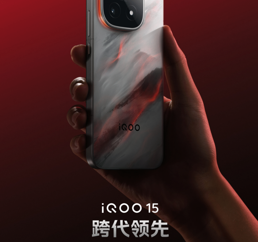 iQOO ۱۵ نمای جلوی گوشی با نمایشگر بزرگ