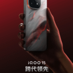 iQOO ۱۵ نمای جلوی گوشی با نمایشگر بزرگ