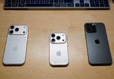 تصویر رندر iPhone 17 Pro Mini روی میز چوبی – Alt: رندر iPhone 17 Pro Mini با صفحه ۴.۷ اینچی و دوربین سه‌گانه