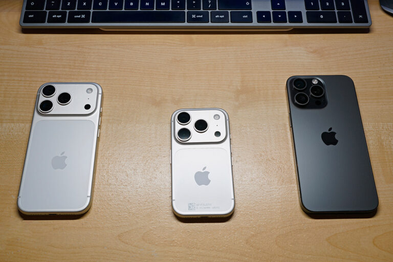 تصویر رندر iPhone 17 Pro Mini روی میز چوبی – Alt: رندر iPhone 17 Pro Mini با صفحه ۴.۷ اینچی و دوربین سه‌گانه