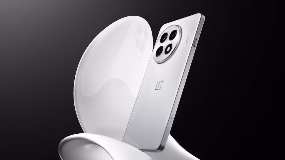 نمای جلویی OnePlus Ace 6 با نمایشگر OLED و طراحی مدرن