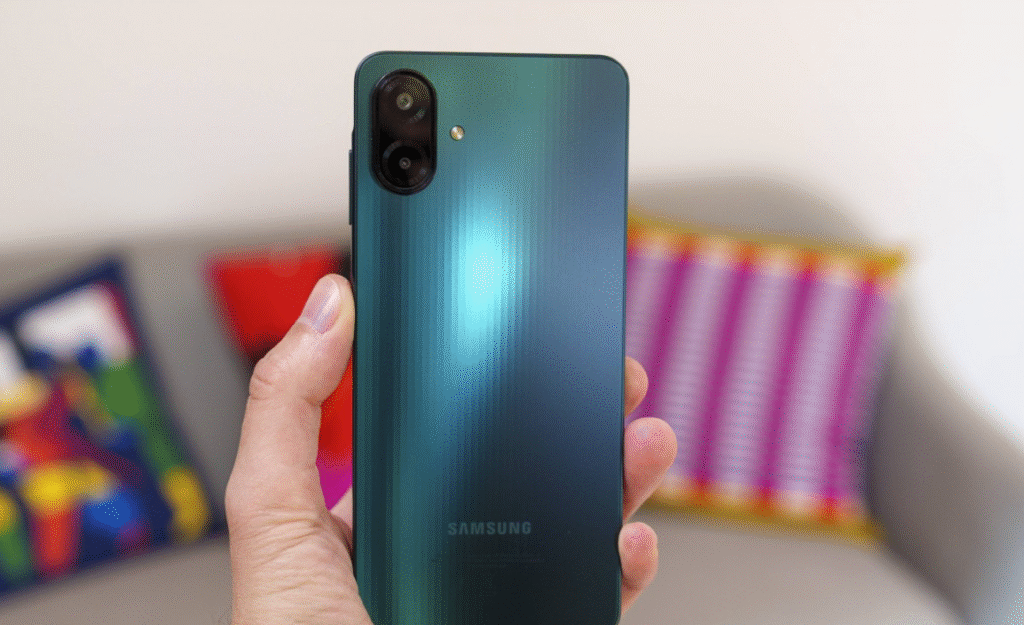تصویر گوشی Galaxy A06 – Alt Text: «Galaxy A06 با آپدیت One UI 8»