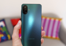 تصویر گوشی Galaxy A06 – Alt Text: «Galaxy A06 با آپدیت One UI 8»