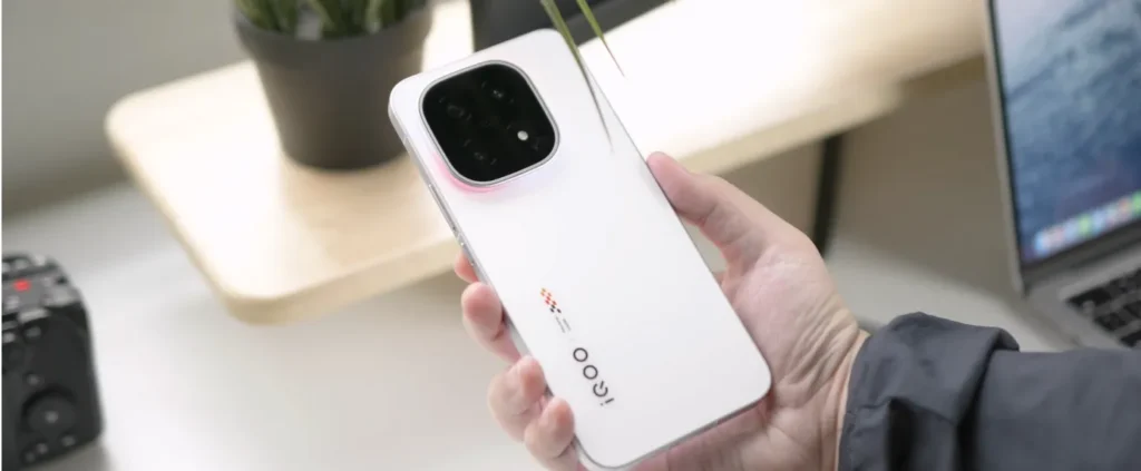 تصویر رندر iQOO 15 از جلو و پشت